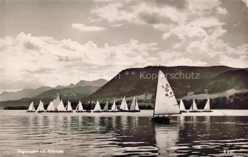 AK / Ansichtskarte Attersee Segelsport Segelboote See Berge Regatta Wasser Wolken