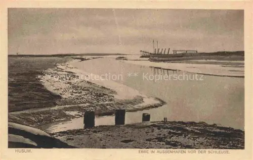 AK / Ansichtskarte HUSUM  Nordfriesland Norsee Schleswig-Holstein Aussenhafen Schleuse Ebbe Wattenmeer Nordsee Schiff Kanal
