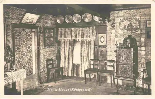 AK / Ansichtskarte Hallig Hooge Koenigspesel Interieur Kacheln Zinngeschirr Schraenke Stuehle Wandfliesen Vorhang