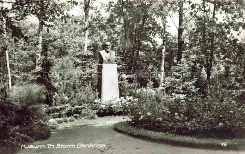 AK / Ansichtskarte HUSUM  Nordfriesland Norsee Schleswig-Holstein Theodor-Storm-Denkmal Bueste Park Baeume Weg Skulptur