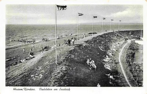 AK / Ansichtskarte HUSUM  Nordfriesland Norsee Schleswig-Holstein Seedeich Badeleben Badegaeste Nordsee Flaggen Strand Sonnenbaden
