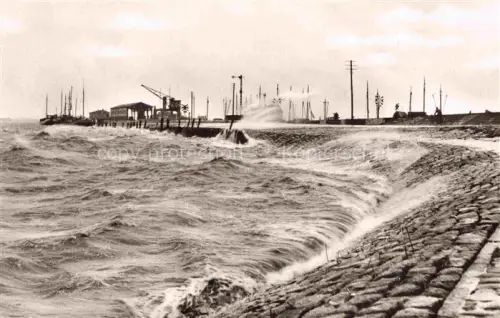 AK / Ansichtskarte Norddeich  Norden Nordseebad Niedersachsen Sturmflut Deich Hafen Wellen Sturm Schiffe Kran Mole Kopfsteinpflaster