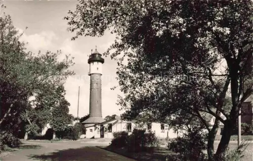 AK / Ansichtskarte WANGEROOGE Wangeroog Nordseebad Leuchtturm Baeume Allee Wohngebaeude Strasse Garten