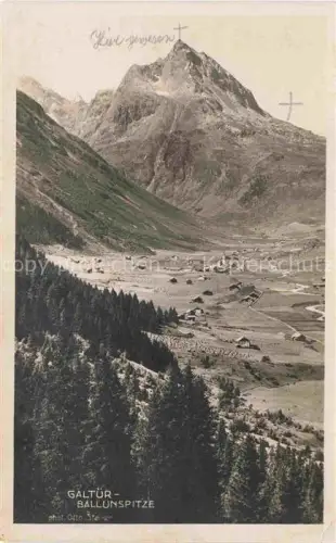 AK / Ansichtskarte Galtuer Landeck Tirol AT Ballunspitze Bergtal Tannen Alpen Paznauntal Dorf Wiesen Heustadel