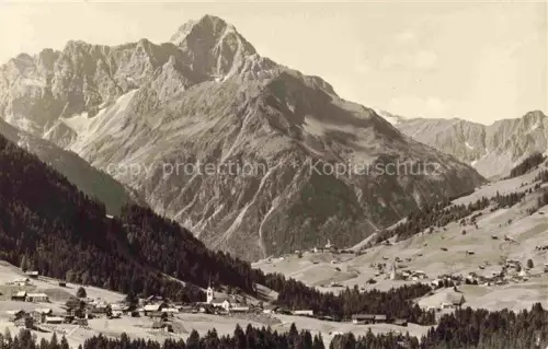 AK / Ansichtskarte Kleinwalsertal Vorarlberg AT Widderstein Kleinwalsertal Bergtal Alpen Kirche Dorf Tannen Wiesen Riezlern Hirschegg