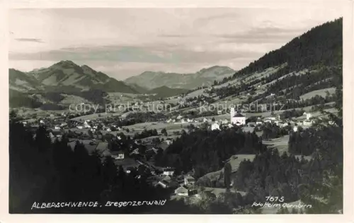AK / Ansichtskarte Alberschwende Vorarlberg AT Bregenzerwald Kirche Dorfpanorama Berge Wiesen Tannen Wald