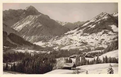 AK / Ansichtskarte Kleinwalsertal Vorarlberg AT Riezlern Hirschegg Mittelberg Winterlandschaft Schnee Bergtal Tannen Almhuetten