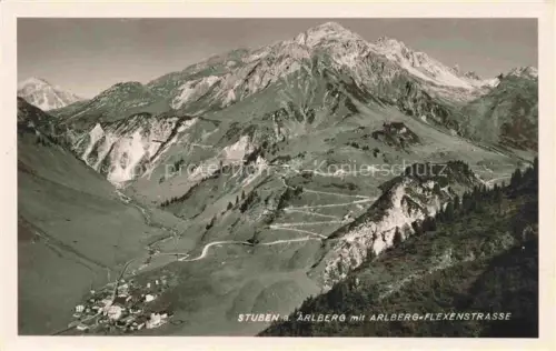 AK / Ansichtskarte Stuben Arlberg Flexenstrasse Vorarlberg AT Arlberg-Flexenstrasse Bergtal Serpentinen Ortschaft Felsen Wiesen Berge