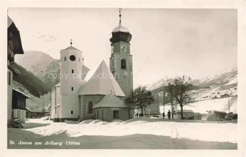 AK / Ansichtskarte St Anton Arlberg Tirol AT Kirche Kirchturm Zwiebelturm Kirchplatz Winterlandschaft Schnee Arlberg