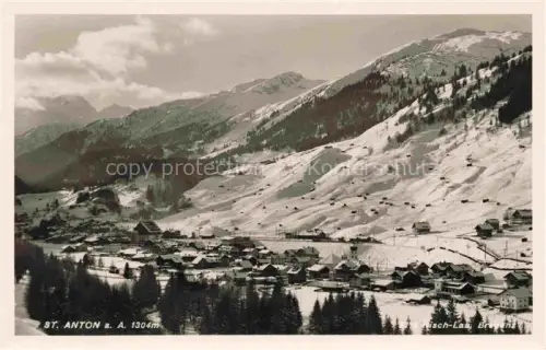 AK / Ansichtskarte St Anton Arlberg Tirol AT Winterlandschaft Ortschaft Kirchturm Schnee Arlberg Berghaenge Tal