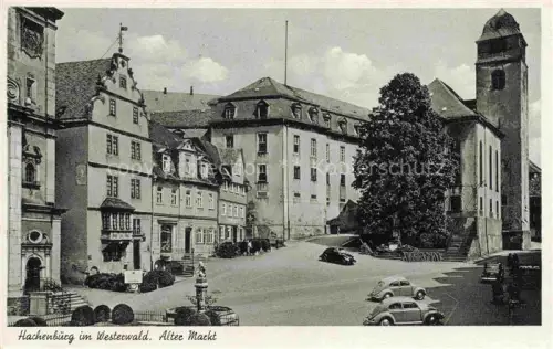 AK / Ansichtskarte Hachenburg Westerwald Rheinland-Pfalz Alter-Markt Westerwald Rathaus Kirchturm Stadtplatz VW-Kaefer Schloss