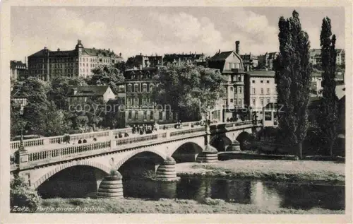 AK / Ansichtskarte ZEITZ Sachsen-Anhalt Aubruecke Bruecke Fluss Pappel Baeume Stadtansicht Gruenderzeitgebaeude Passanten