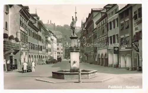AK / Ansichtskarte Feldkirch Vorarlberg AT Neustadt Brunnen Ritter-Statue Schattenburg Geschaefte Strassenszene Autos Photo-Mueller Zeiss-Ikon