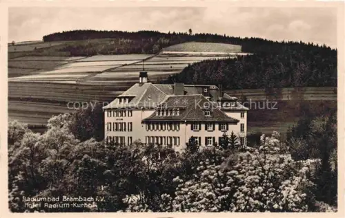 AK / Ansichtskarte Bad Brambach Vogtlandkreis Sachsen Hotel-Radium-Kurhof Radium-Kuranstalt Wiesen Wald Felder Landschaft