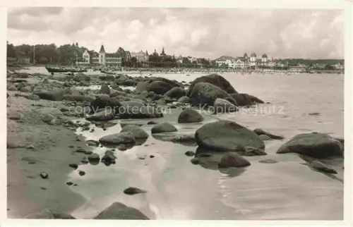 AK / Ansichtskarte BINZ Ruegen Ostseebad Blick-auf-Binz Ostsee Felsen Strand Villen Badegaeste