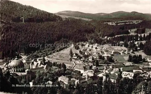 AK / Ansichtskarte ST BLASIEN BW Dom Kuppel Kloster Schwarzwald Wald Tal Ortsansicht Gebaeude