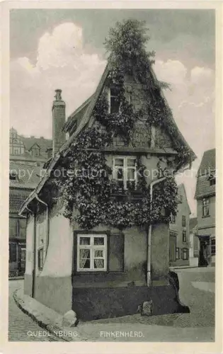 AK / Ansichtskarte Quedlinburg Harz Finkenherd Fachwerkhaus Efeu Gasse Altstadt Kopfsteinpflaster