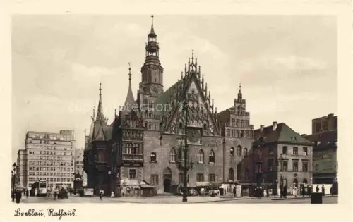 AK / Ansichtskarte WROCLAW Breslau PL Rathaus Gotik Turm Marktplatz Strassenbahn Passanten Uhr Fassade