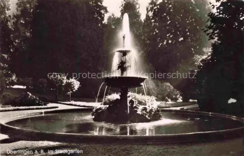 AK / Ansichtskarte ueberlingen Bodensee BW Stadtgarten Springbrunnen Brunnen Park Baeume Bodensee Nachtaufnahme Beleuchtung