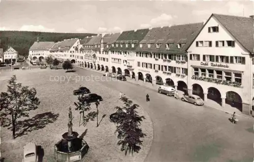 AK / Ansichtskarte FREUDENSTADT BW Marktplatz Café-Rebstock Brunnen Schwarzwald Arkaden Autos Kopfsteinpflaster Hoehenluftkurort