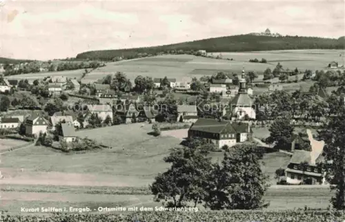 AK / Ansichtskarte Seiffen Erzgebirge Ortsmitte Schwartenberg Dorfkirche Daecher Erzgebirge Panorama Wiesen Huegel
