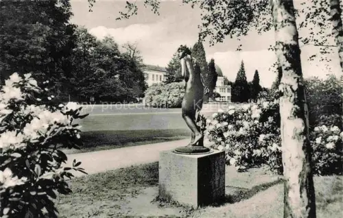 AK / Ansichtskarte BAD WILDUNGEN Hessen Kurpark Bronzestatue Skulptur Rhododendron Baeume Parkweg Villa