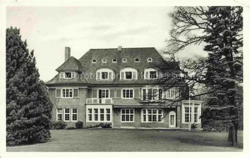 AK / Ansichtskarte Nienstedten Altona HAMBURG Villa Herrenhaus Park Baeume Rasen Backsteinbau