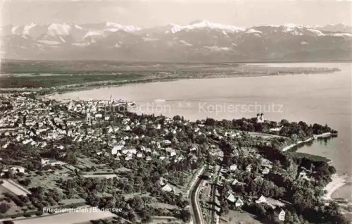 AK / Ansichtskarte FRIEDRICHSHAFEN Bodensee BW Bodensee Luftaufnahme Stadtansicht Alpen See Hafen Wohnviertel