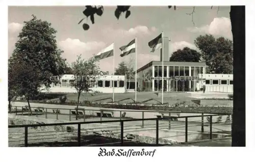 AK / Ansichtskarte Bad Sassendorf Soest NRW Kurmittelhaus Kurgebaeude Fahnen Parkanlage Rasenflaeche Baeume Kurort