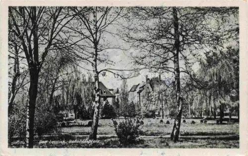 AK / Ansichtskarte Bad Lausick Bahnhofsplatz Park Baeume Birken Villen Kurort Gruenanlage