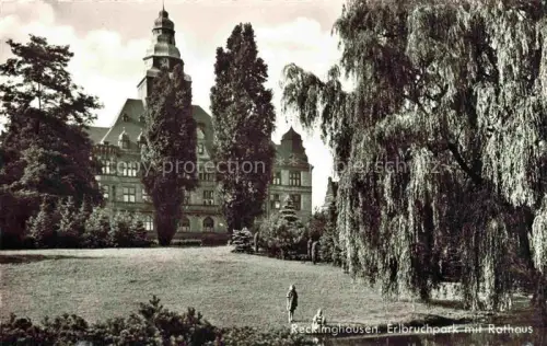 AK / Ansichtskarte RECKLINGHAUSEN  NRW Erbruchpark Rathaus Rathausturm Parkanlage Trauerweide Jugendstil Passanten