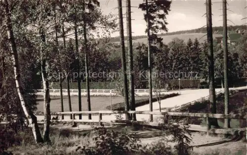 AK / Ansichtskarte Braunlage Harz Niedersachsen Kurpark Birken Nadelbaeume Tennisplatz Park Weg Zaun