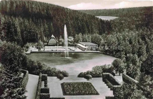 AK / Ansichtskarte Braunlage Harz Niedersachsen Kurgarten Springbrunnen Teich Konzerthalle Pavillon Hecken Wald