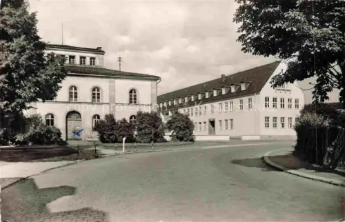 AK / Ansichtskarte Wunsiedel Berufsschulen Handelsschule Schulgebaeude Fichtelgebirge Kopfsteinpflaster Baeume