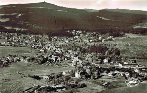 AK / Ansichtskarte Braunlage Harz Niedersachsen Luftaufnahme Bergstadt Wald Berge Oberharz Haeuser Wohngebiet
