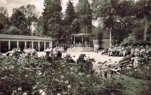 AK / Ansichtskarte Bad Sachsa Osterode Harz Niedersachsen Kurkonzert Musikpavillon Kurpark Rosen Soldaten Kurgaeste Baeume Suedharz