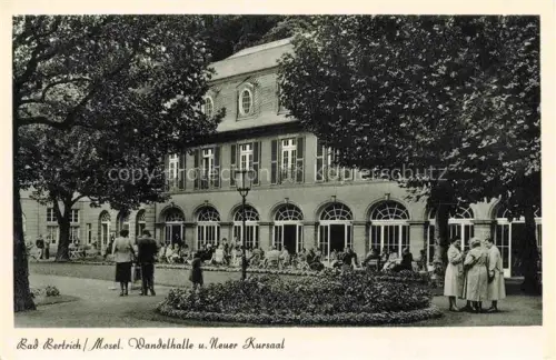 AK / Ansichtskarte Bad Bertrich Rheinland-Pfalz Wandelhalle Kursaal Kurpark Kurgaeste Baeume Rosenbeet Mosel