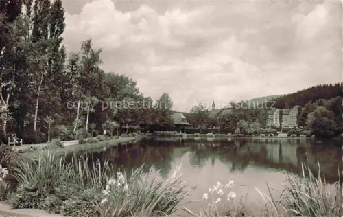 AK / Ansichtskarte Braunlage Harz Niedersachsen Kurpark Weiher Iris Baeume Kirche Harz Spiegelung