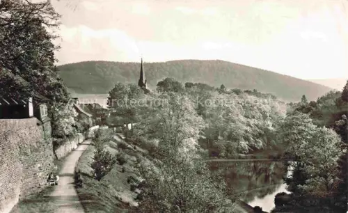 AK / Ansichtskarte Bad Berleburg NRW Schlosspark Kirchturm Fluss Mauer Weg Baeume Huegel Kneippkurort