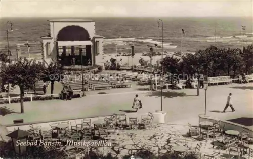 AK / Ansichtskarte BANSIN Ostseebad Heringsdorf Mecklenburg-Vorpommern Musikpavillon Promenade Ostsee Strandkoerbe Terrasse Café Flaggen Passanten
