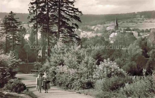 AK / Ansichtskarte Braunlage Harz Niedersachsen Panorama Spazierweg Kirchturm Nadelwald Harz Frauen Haeuser Park