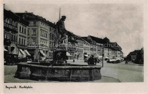 AK / Ansichtskarte BAYREUTH Bayern Marktplatz Brunnen Statue Geschaefte Autos Fussgaenger Altstadt