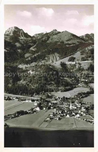 AK / Ansichtskarte Bayrischzell Bayrisch Zell Wendelstein Bergdorf Kirche Felder Fliegeraufnahme Bergkamm Wald Alpen