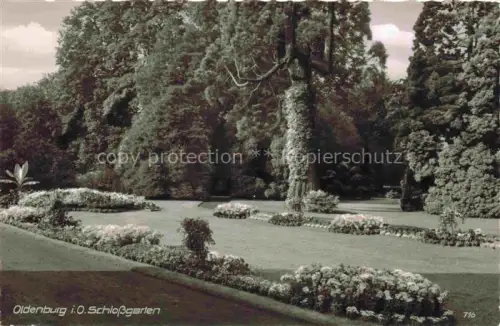 AK / Ansichtskarte Woebken Oldenburg Oldenburg Schlossgarten Park Blumenbeete Rasen Baeume Skulptur Schloss