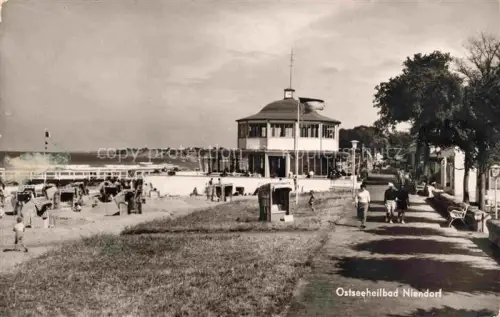 AK / Ansichtskarte NIENDORF  Ostseebad Timmendorferstrand Strand Strandkoerbe Promenade Kurhaus Ostsee Passanten Baeume