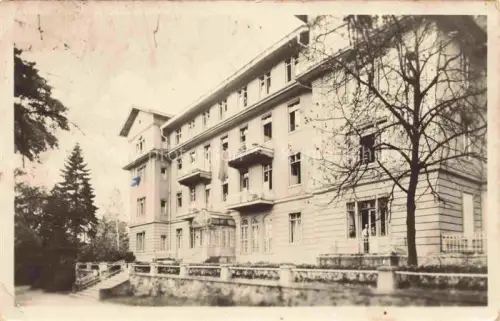 AK / Ansichtskarte Bad Liebenstein Thueringen Kurheim-Bernhard Sanatorium Kurhaus Thueringer-Wald Balkon Treppe Baeume