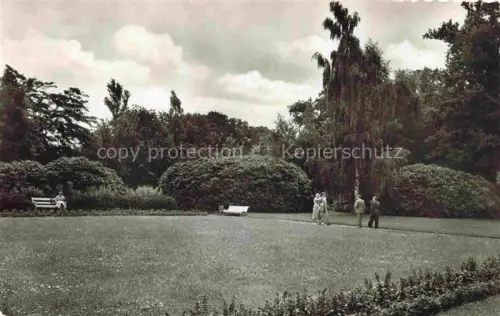 AK / Ansichtskarte BAD ZWISCHENAHN Ammerland Niedersachsen Strandpark Park Rasen Baeume Spaziergaenger Baenke Weide Gruenanlage