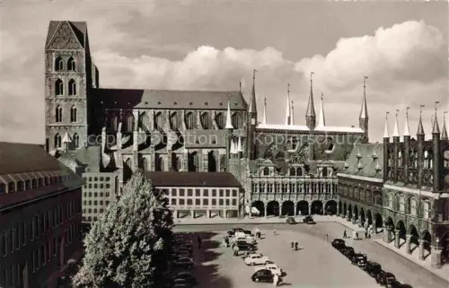 AK / Ansichtskarte LueBECK  CITY Marktplatz St-Marien Rathaus Kirche Autos Pflaster Turm Gotik