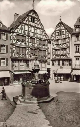 AK / Ansichtskarte BERNKASTEL-KUES Berncastel Rheinland-Pfalz Marktplatz Brunnen Fachwerkhaeuser Pflaster Geschaefte Passanten Mosel
