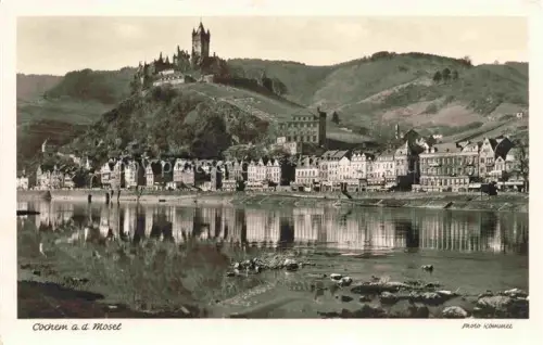 AK / Ansichtskarte Cochem Kochem Mosel Reichsburg-Cochem Mosel Stadtpanorama Flussufer Weinberge Altstadt Burg Spiegelung